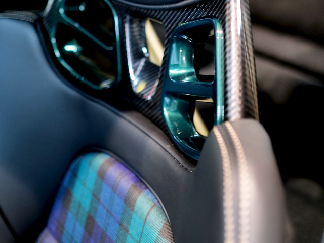 Nahaufnahme-Autositz-schwarz-dunkel-gruen-kariert