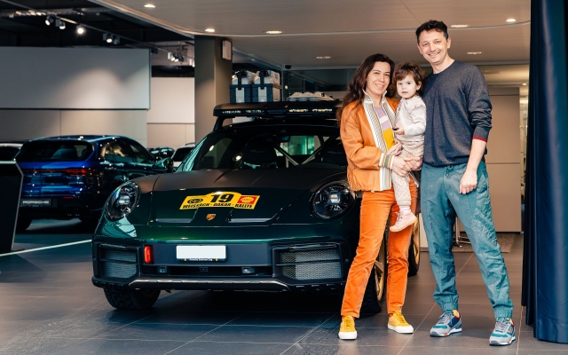 glueckliche-Familie-vor-dem-Porsche-Dakar