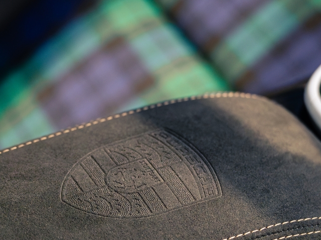 Nahaufnahme-Material-Porsche-Dakar-Logo-von-Porsche-eingebrannt