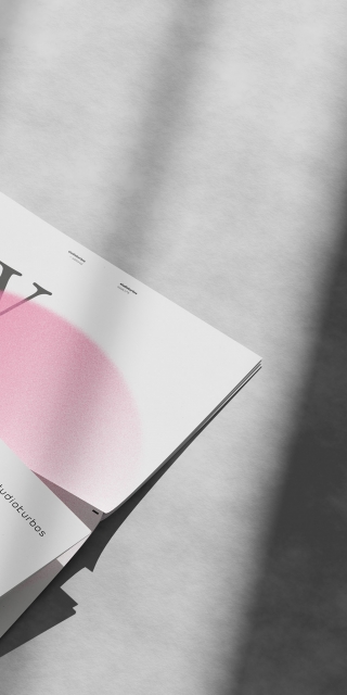 angeschnittenes-Bild-von-Magazin-auf-Betonboden-mit-Schlagschatten-eines-Fensters