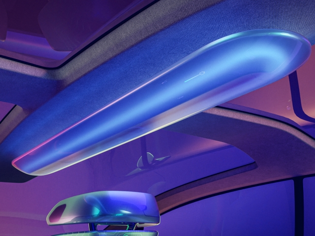 Glaeserner-Dach-von-Auto-Interieur-und-zwei-Kopfstuetzen-im-Details