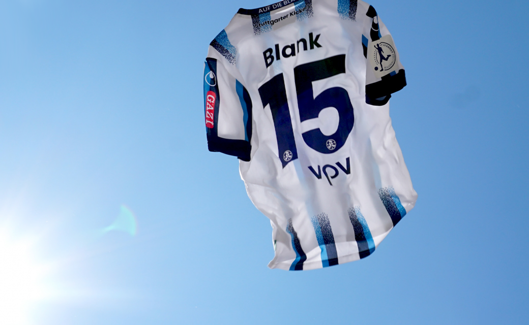 Rueckseite-eines-Trikots-in-Farben-blau-weiß-mit-Zahl-15-fliegt-vor-blauem-Himmel