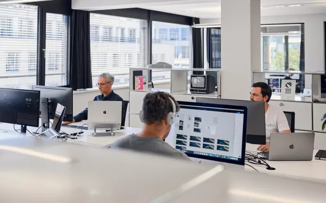 drei-maenner-am-arbeiten-in-hellem-weisen-buero
