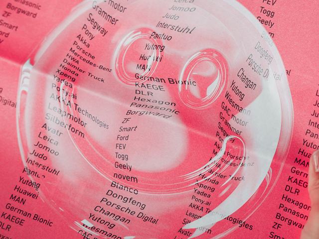 glaesernes-smiley-auf-pinknen-Hintergrund-mit-Firmennamen-von-studiokurbos