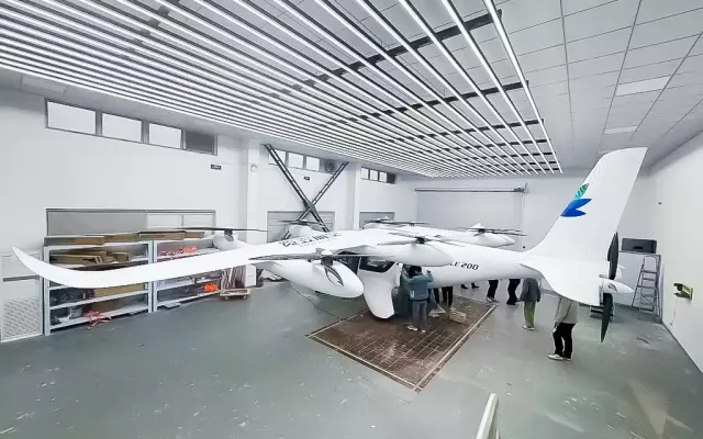 Modellbau-eines-Flugtaxis-in-einer-werkstatt-modell-weiß