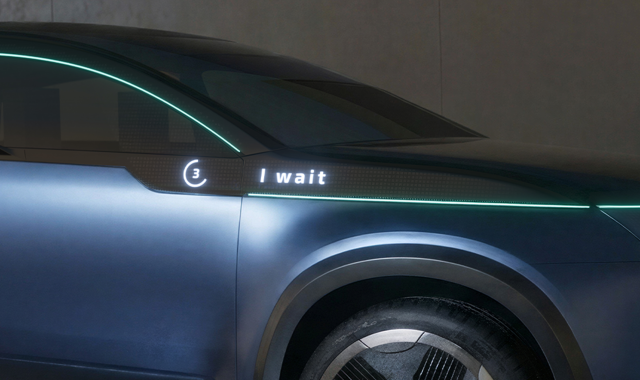 nahaufnahme-eines-visualisierten-autos-mit-digitaler-aufschrift-i-wait