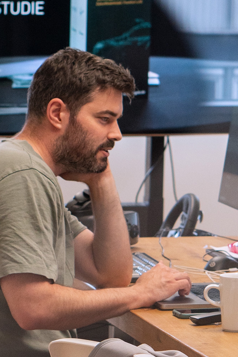 ein-Mann-Sitz-vor-großem-Bildschirm-am-Computer-und-redet