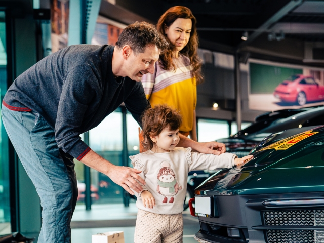 Kind-beruehrt-Felge-Porsche-Dakar-dunkel-gruen
