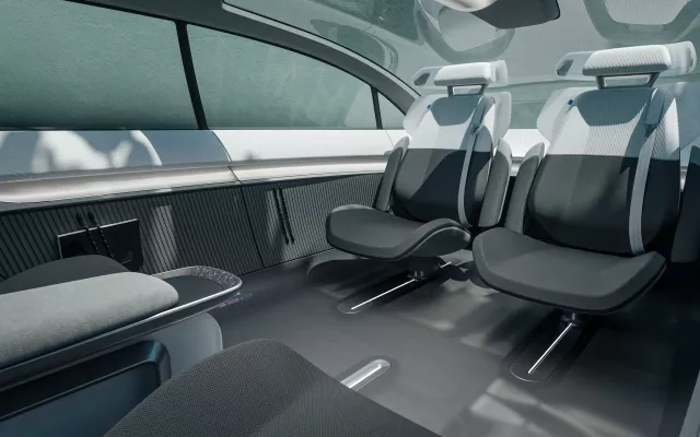 Hintere-Sitze-schauen-sich-an-Interieur-ist-holistisch-in-lila-mit-Materialmix-von-Strick-zu-Metall-und-glaenzenden-Oberflaechen