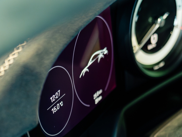 Nahaufnahme-Bildschirmanzeige-Uhrzeit-Geschwindigkeit-Grad