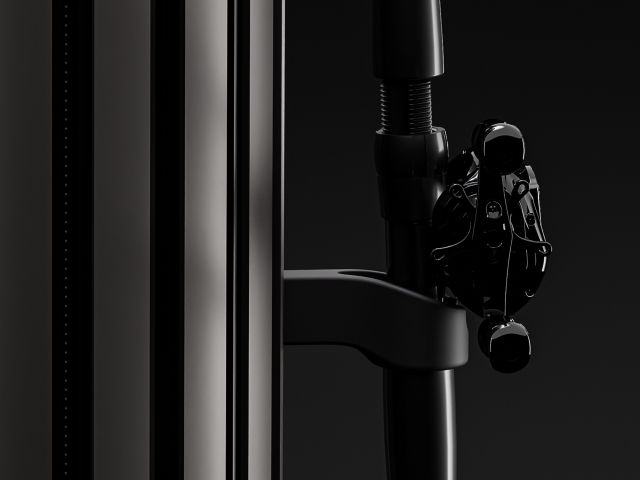 Detailansicht-von-schwarzer-Angel-mit-Kurbel-und-Angelroutenhalter-Kraken-in-Matt-schwarz-hervorgehoben-beleuchtet