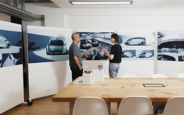 zwei-mitarbeiter-sprechen-ueber-projekt