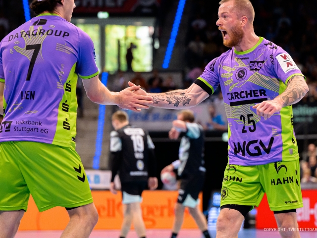 zwei-mitspieler-des-tvb-stuttgarts-kaltschen-sich-waehrend-nachhaltigkeitsspieltag-ab