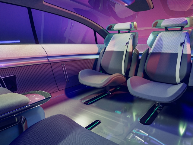 Hintere-Sitze-schauen-sich-an-Interieur-ist-holistisch-in-lila-mit-Materialmix-von-Strick-zu-Metall-und-glaenzenden-Oberflaechen