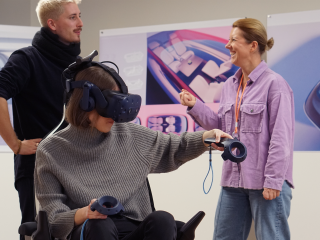 zwei-frauen-ein-mann-mit-vr-brille-begutachten-das-rumba-interieur