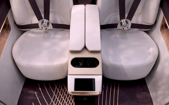 Zwei-mit-beigen-Nappaleder-bezogenen-Sitze-und-Lila-Gurten-und-Goldenen-Details-mit-Armlehne-in-der-Mitte-inklusive-Getraenkehalter-im-selben-Farbkonzept