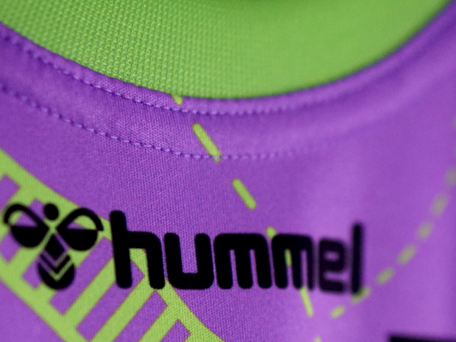 detailaufnahme-des-nachhaltigkeitstrikot-des-tvb-stuttgart-von-hummel-logo