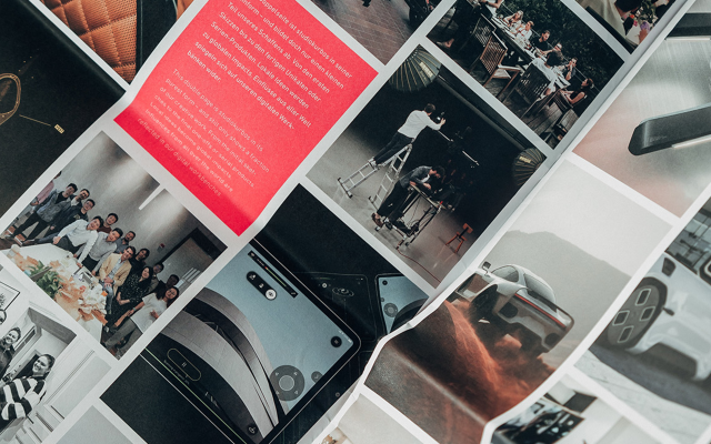Nahaufnahme-vom-Magazin-mit-Ansicht-auf-mehrere-Bilder-wie-Gruppenbild-Kollegen-Shanghai-Autos-UI-UX-und-andere-Projekte-von-studiokurbos