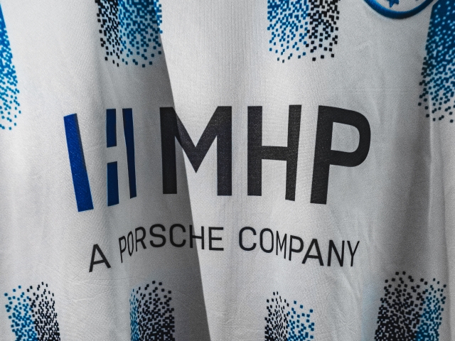 Vorderansicht-Trikot-Stuttgarter-Kickers-mit-MHP-Logo
