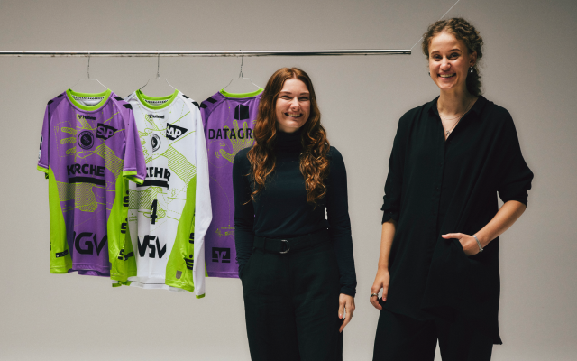 zwei-junge-Frauen-lachen-in-Kamera-mit-Trikots-im-Hintergrund-die-das-Thema-erste-Hilfe-aufgreifen