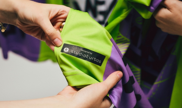 das-label-designed-by-studiokurbos-in-Nahaufnahme-auf-Nachhaltigkeitstrikot-von-tvb-stuttgart