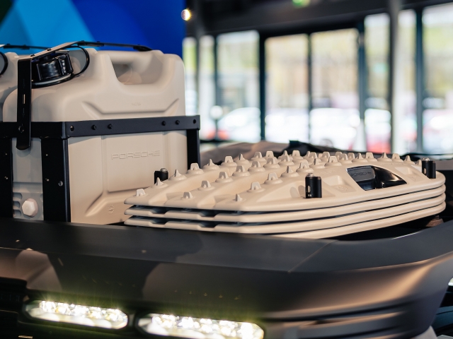 Detailsansicht-der-Austattung-Porsche-Dakar-Individualisierung-auf-dem-Dach-zum-Campen