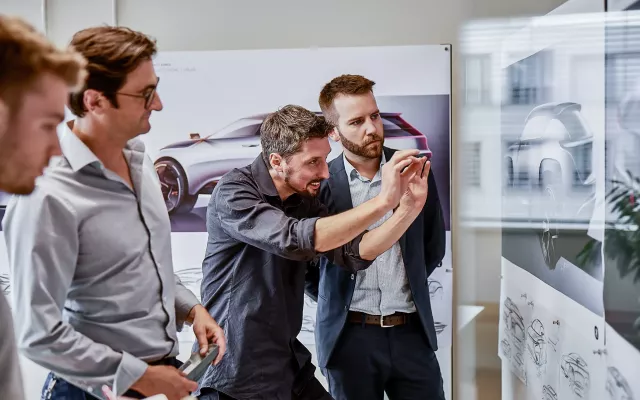 vier-designer-präsentieren-auto-design-rendering