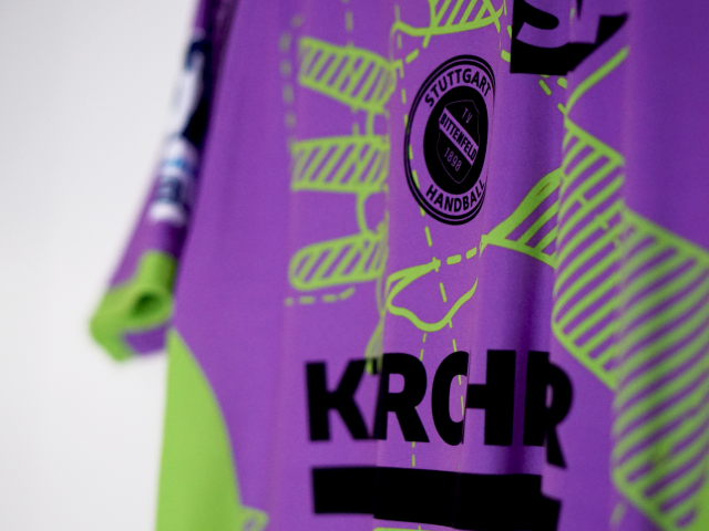 detailaufnahme-trikot-in-lila-mit-gruenen-details-und-schwarzen-logos