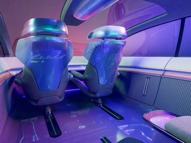 Seitliche-Ansicht-an-Vordersitzen-von-hinten-mit-glaesernen-Himmel-und-grafischen-Elementen