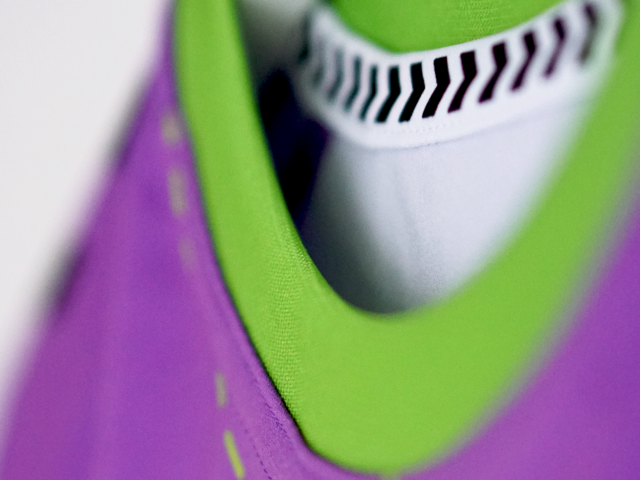 Detailaufnahme-trikot-Innerer-kragen-mit-schwarz-weiß-Pfeil-details