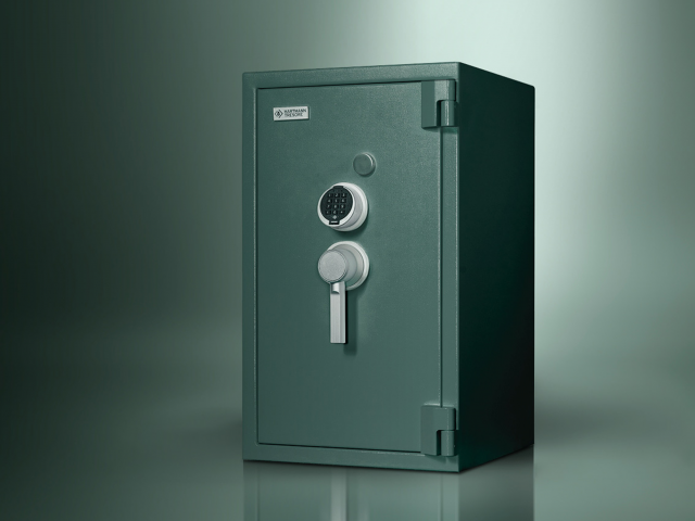 Gesamtansicht-des-gruenen-Hartmann-Tresore-Safes-Design-von-studiokurbos-mit-gruenen-Hintergrund