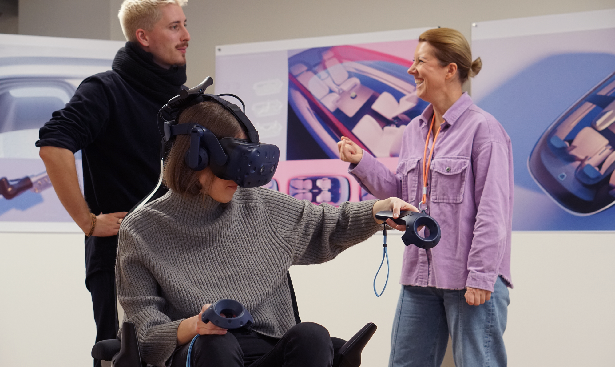 zwei-frauen-ein-mann-mit-vr-brille-begutachten-das-rumba-interieur
