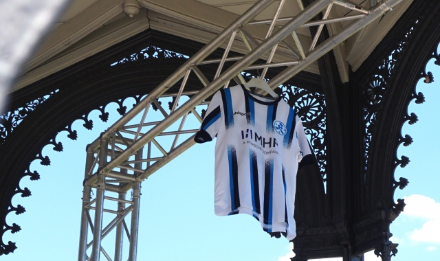 vollbild-des-trikots-saison-2025-2026-der-stuttgarter-kickers-design-von-studiokurbos-streifen-klasisch-blau-weiß