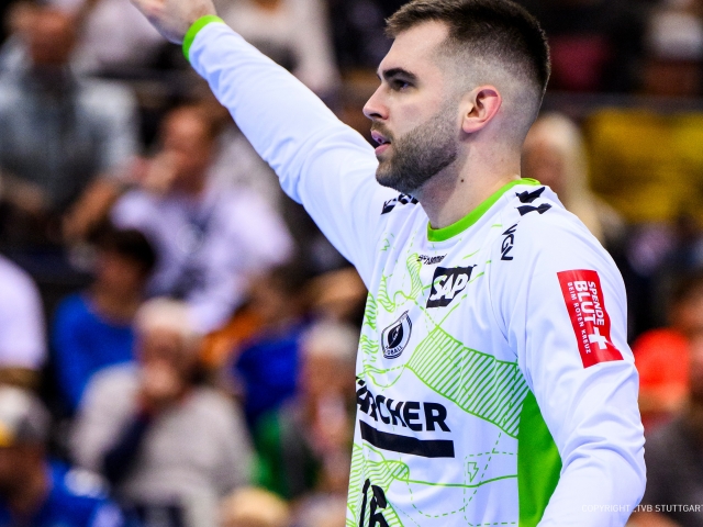 torwart-von-tvb-stuttgart-hebt-eine-hand-und-jubelt-zuschauer-zu-dabei-traegt-er-das-nachhaltigkeitstrikot-desigend-von-studiokurbos