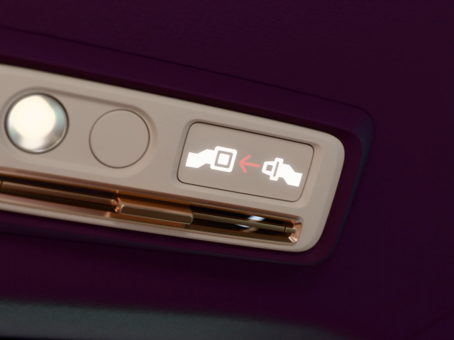 Detailansicht-eines-goldenen-Lichtes-im-Interior-vom-Flugtaxi-Range-LE-200-mit-Anschnallzeichen