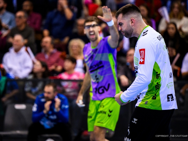 Torwart-ist-stolz-und-euphorisch-beim-nachhaltigkeitsspieltag-in-weißem-trikot-hintergrund-zuschauer-verschwommen