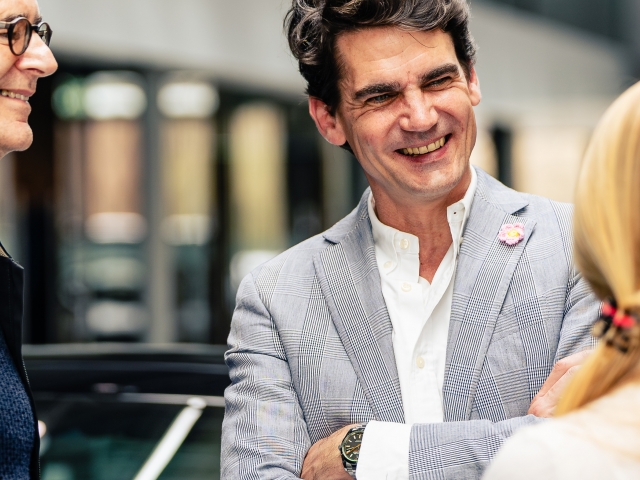 laechender-Mann-mit-Anzug-CEO-Andreas-Kurbos