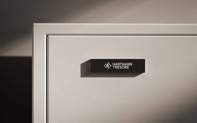 Detailansicht-vom-Hartmann-Tresore-Logo-am-Tresor-Simonas-in-der-oberen-linken-Ecke