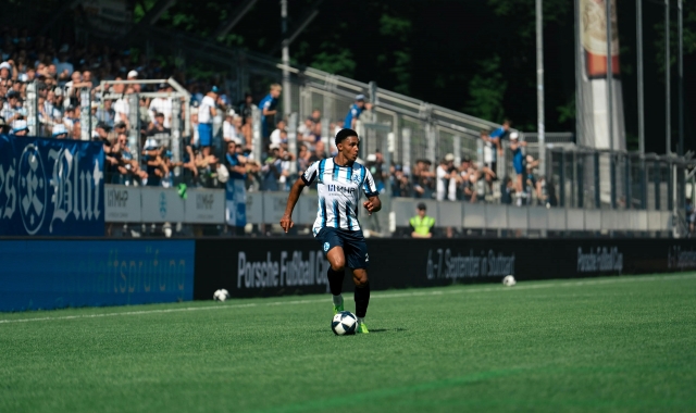 Fußballspieler-der-Stuttgarter-Kickers-im-Spiel-mit-Trikotdesign-von-studiokurbos-Saison-25-26