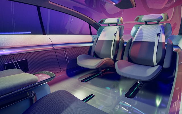 Hintere-Sitze-schauen-sich-an-Interieur-ist-holistisch-in-lila-mit-Materialmix-von-Strick-zu-Metall-und-glaenzenden-Oberflaechen