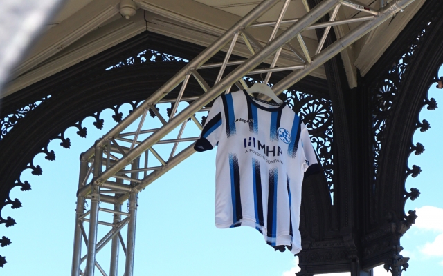 vollbild-des-trikots-saison-2025-2026-der-stuttgarter-kickers-design-von-studiokurbos-streifen-klasisch-blau-weiß