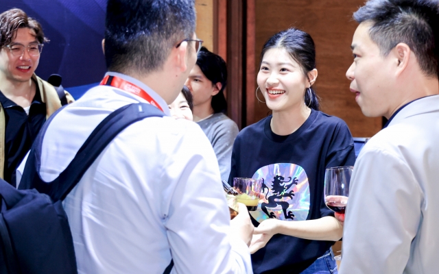 mehrere-Personen-sind-am-Stand-von-studiokurbos-auf-der-veranstaltung-von-car-design-news-zu-sehen