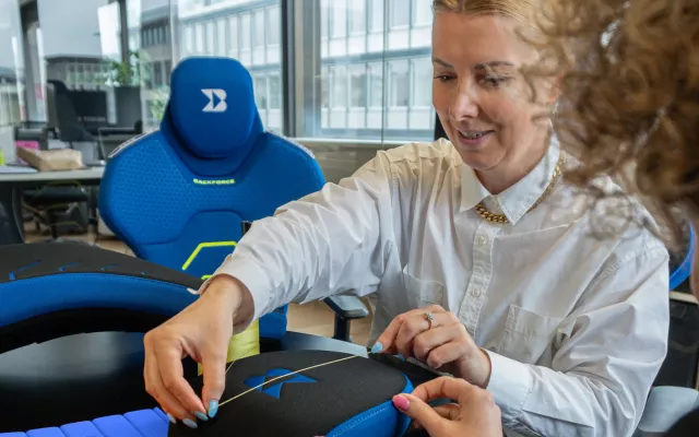 Zwei-Frauen-an-Schreibtischstuhl-Backforce-V-in-Blau-planen-Materialdesign