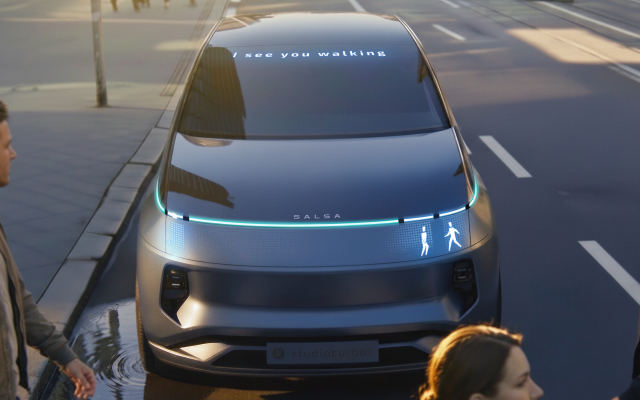 Frontansicht-eines-Autos-mit-HMI-Screen-auf-welchem-digital-die-Fußgaenger-wiedergespiegelt-werden-und-der-aufschrift-I-see-you