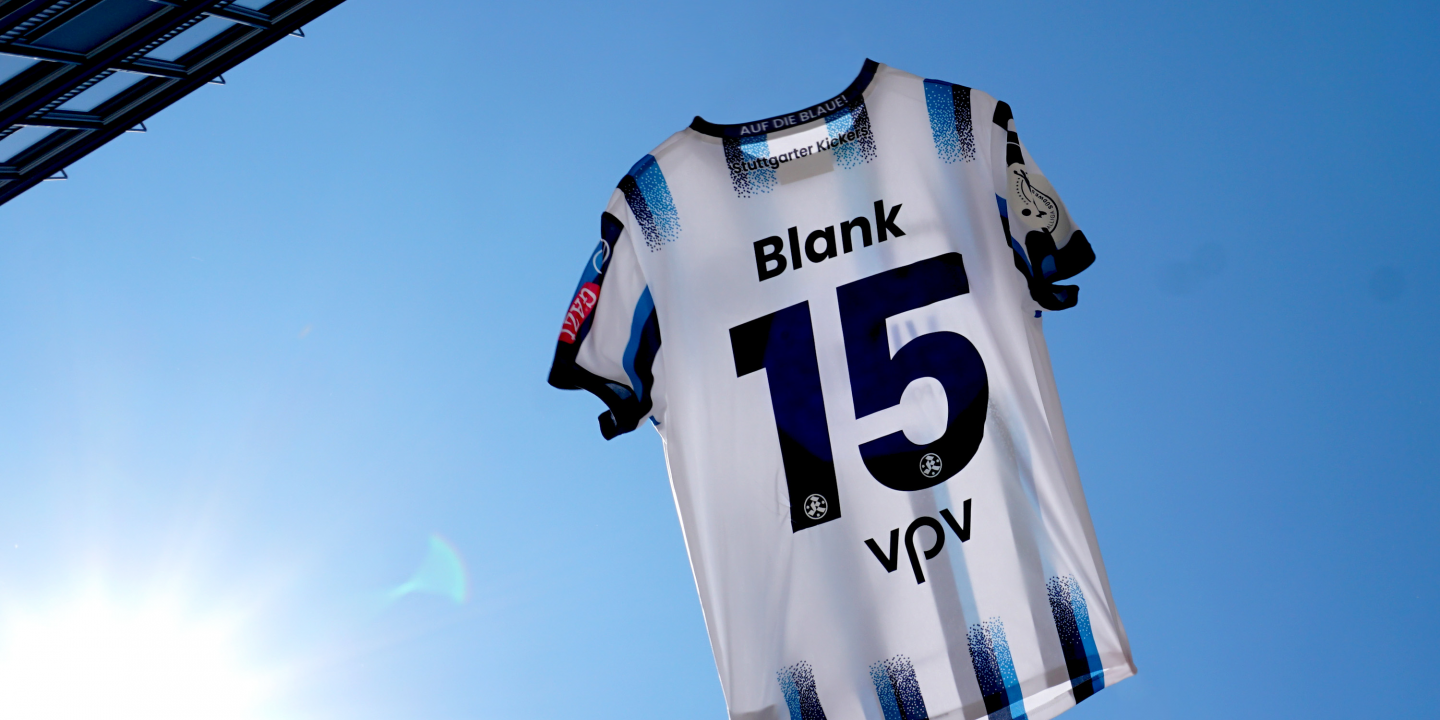 Trikot-Rueckseite-mit-der-Nummer-15-vor-strahlend-blauem-Himmel-Trikot-Weiß-mit-blau-gepunkteten-Streifen