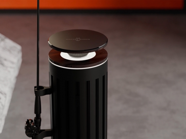 Angelruterhalter-mit-rotem-Hintergrund-und-Marmortisch-an-der-linken-Seite-des-Bildes-angeschnitten