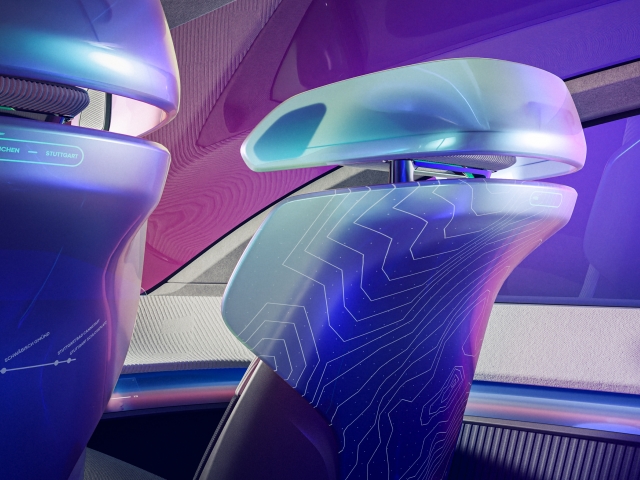 Vordersitze-von-hinten-mit-grafischen-Elementen-verschiedenen-Materialen-wie-Strick-alles-in-verschiedenen-Lilatoenen