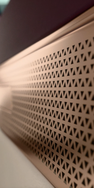 Detailansicht-der-Tuerverkleidung-des-Range-LE-200-in-beige-lila-mit-goldenen-Details-und-Dreieckigen-Aussparungen