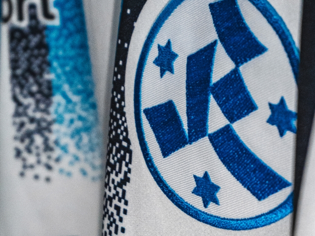 Nahaufnahme-des-gestickten-Logos-von-Stuttgarter-Kickers-auf-Trikot-der-Saison-25-26